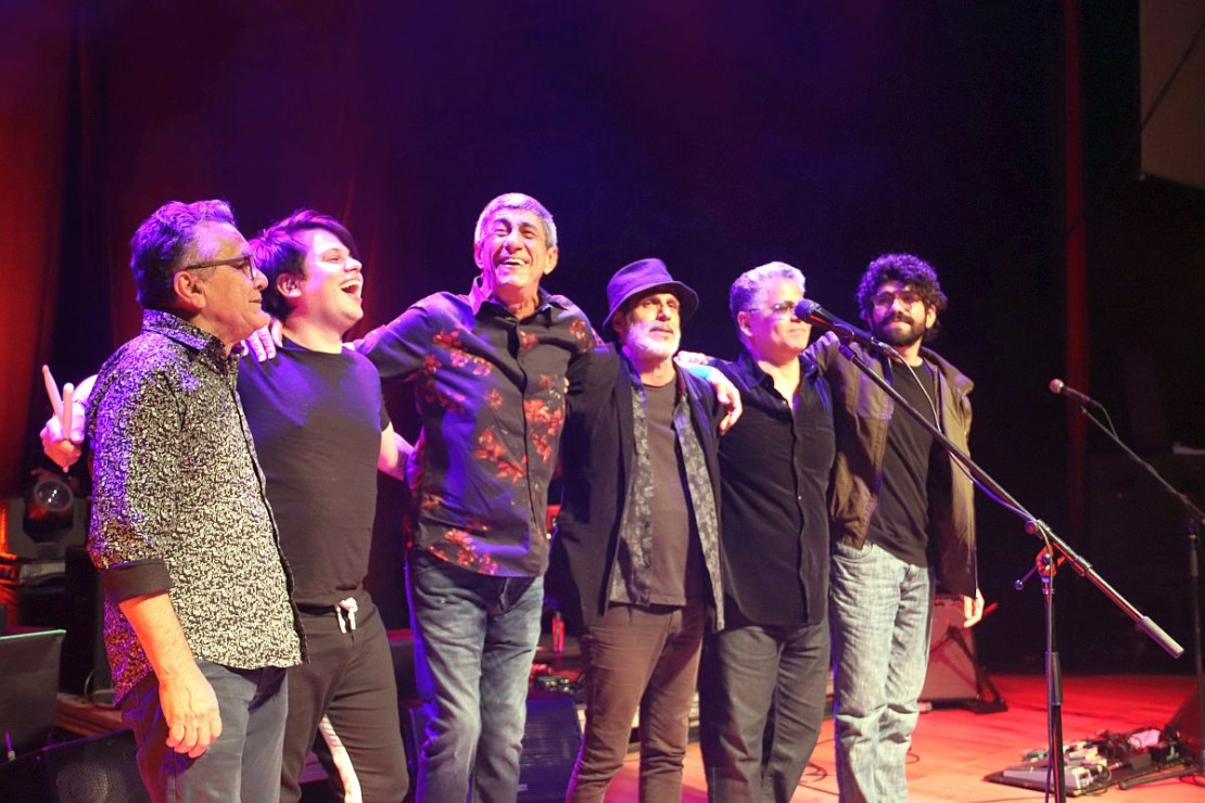 Toda a banda que se apresentou em Curitiba. Foto: Eduardo Luiz Klisiewcz
