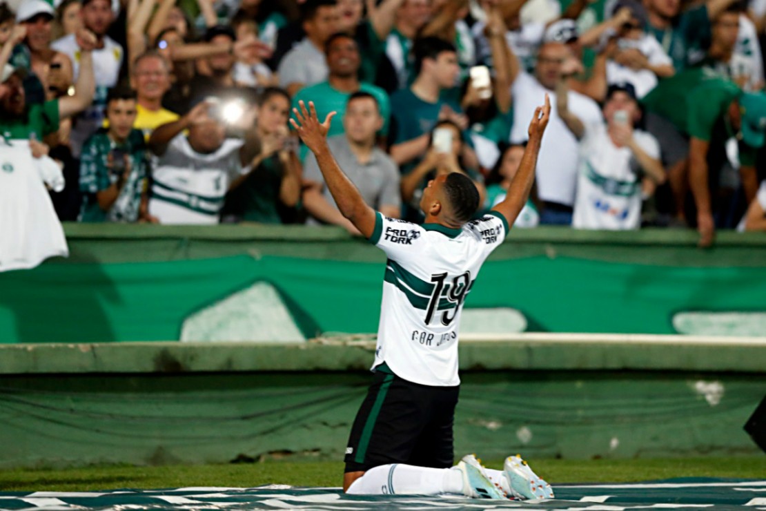 Igor Jesus comemora com a torcida o primeiro gol dele nesta Série B. Foto: Albari Rosa