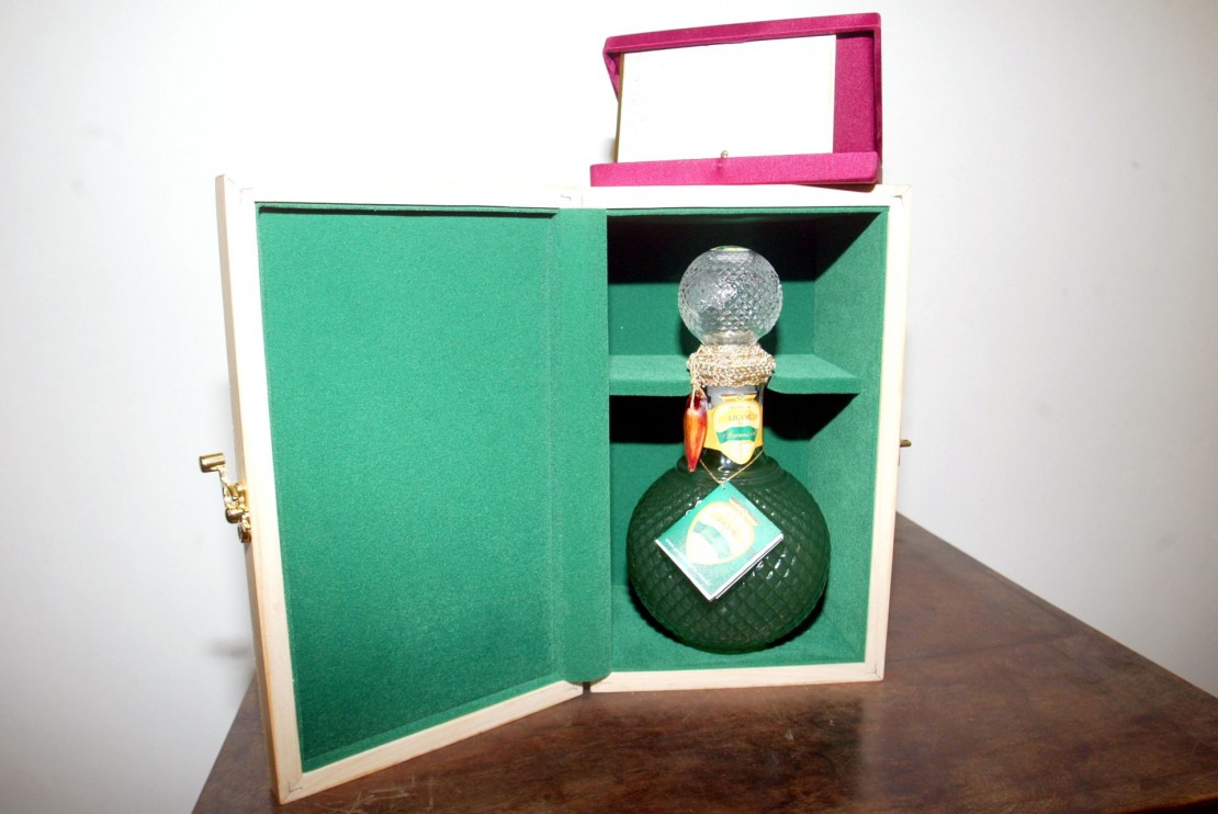 Licor feito de Araucária foi entregue ao Papa Bento XVI, quando este visitou o Brasil em 2007. Foto: Aliocha Mauricio/Arquivo/Tribuna do Paraná