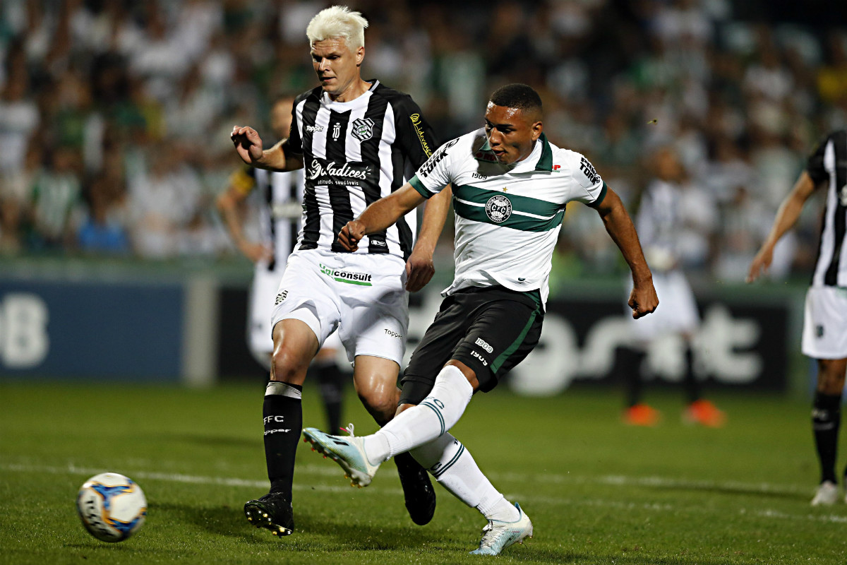 Momento em que Igor Jesus chutou para marcar o gol contra o Figueirense. Foto: Albari Rosa
