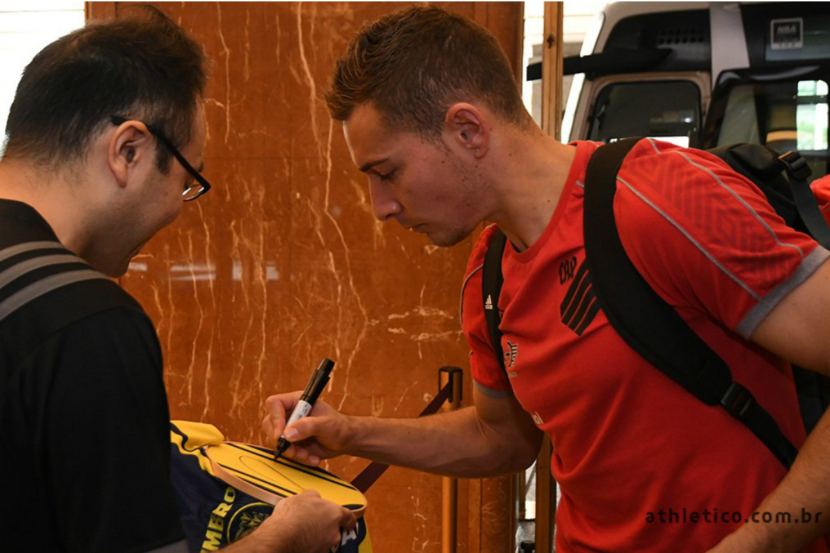 Na chegada a Yokohama, jogadores do Athletico deram autógrafos para alguns torcedores. Foto: Miguel Locatelli/Athletico