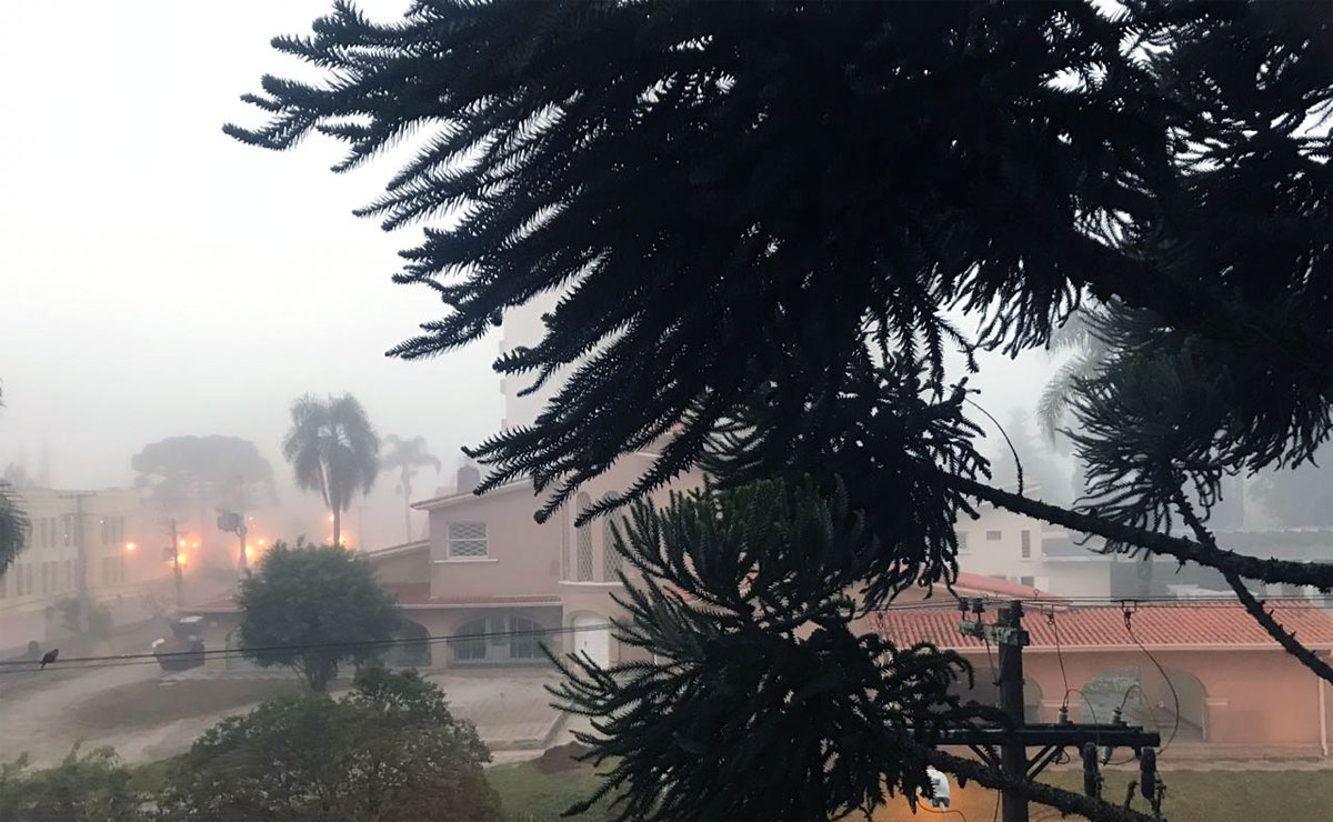 Neblina foi forte em Curitiba nesta quarta-feira. Foto: Tribuna do Paraná.