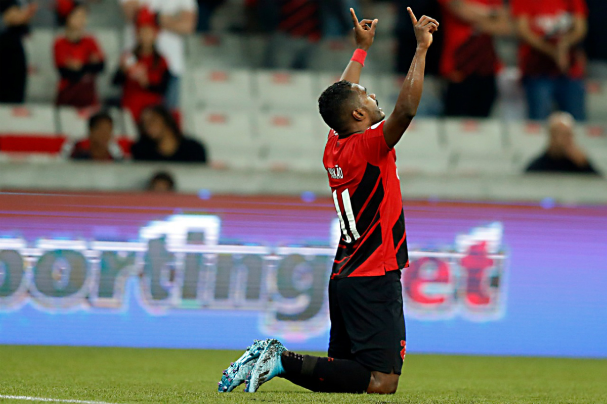 Nikão marcou o gol do Athletico contra o Ceará e se redimiu após momento de quase saída. Foto: Albari Rosa
