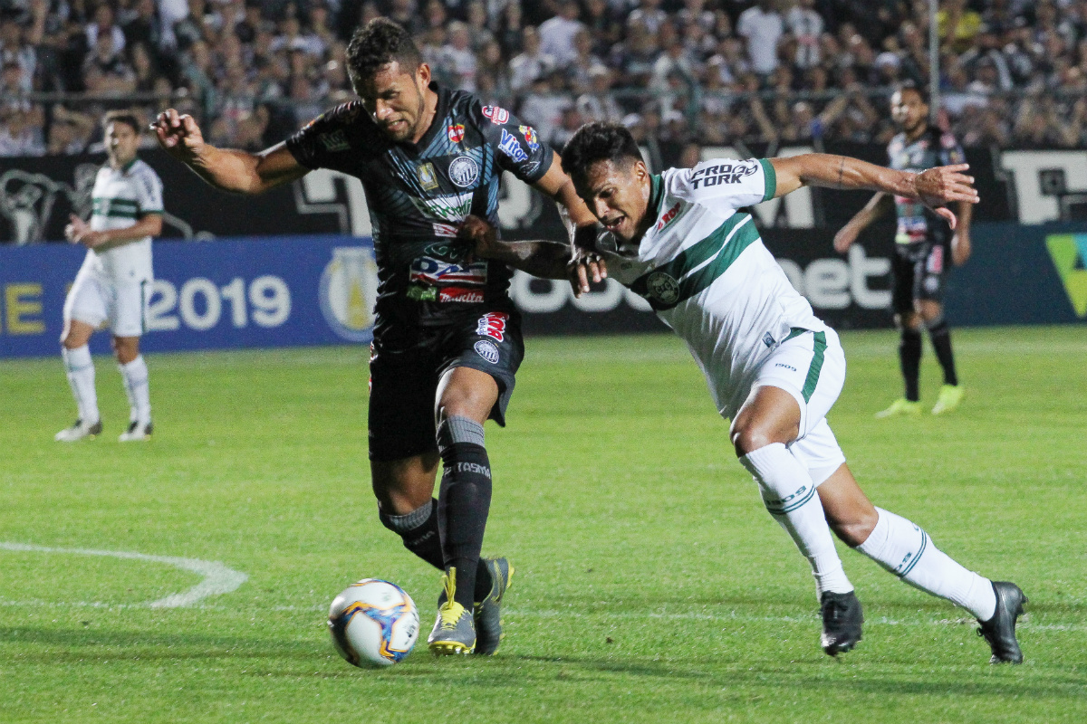 Apesar de ser o 11º colocado, Operário tenta se aproximar do G4 e vem fazendo jogos duros, como foi contra o Coxa. Foto: Josué Teixeira