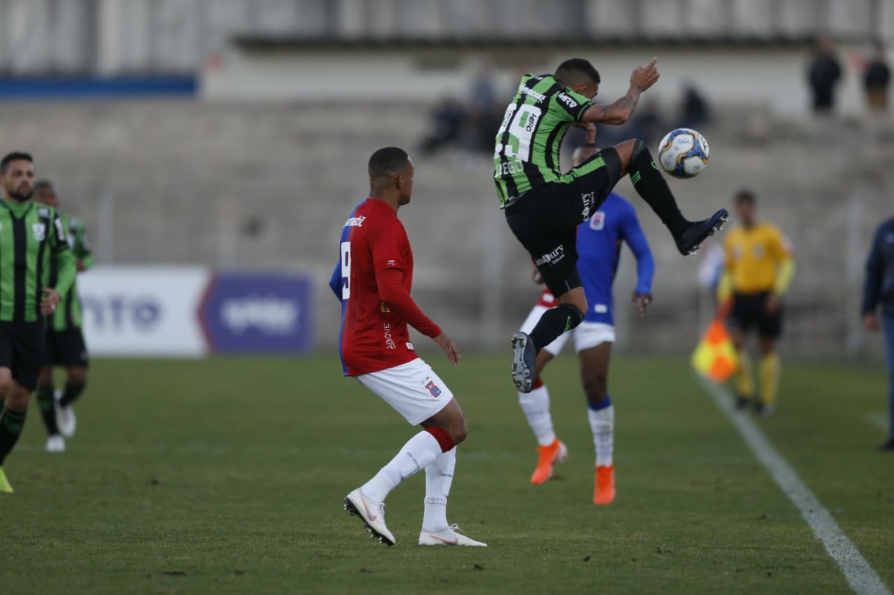 Paraná não passa de empate com o Coelho. Foto: André Rodrigues