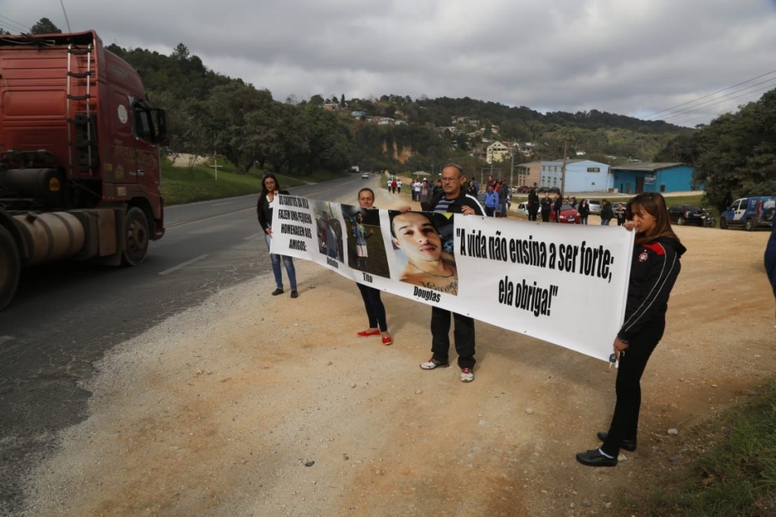 Famílias que perderam parentes pedem mais segurança na rodovia. Foto: Átila Alberti / Tribuna do Paraná