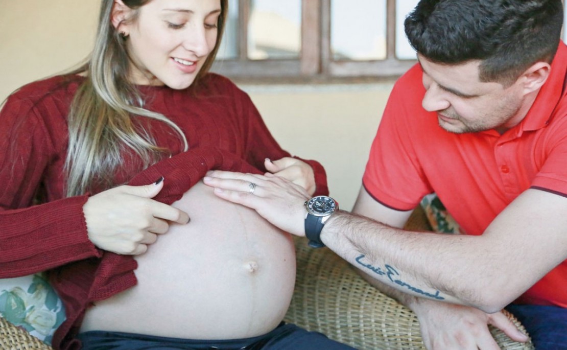 Casal da Grande Curitiba engravidou naturalmente de cinco bebes, que seguem saudáveis na gestação. Foto: Felipe Rosa/Tribuna do Paraná.