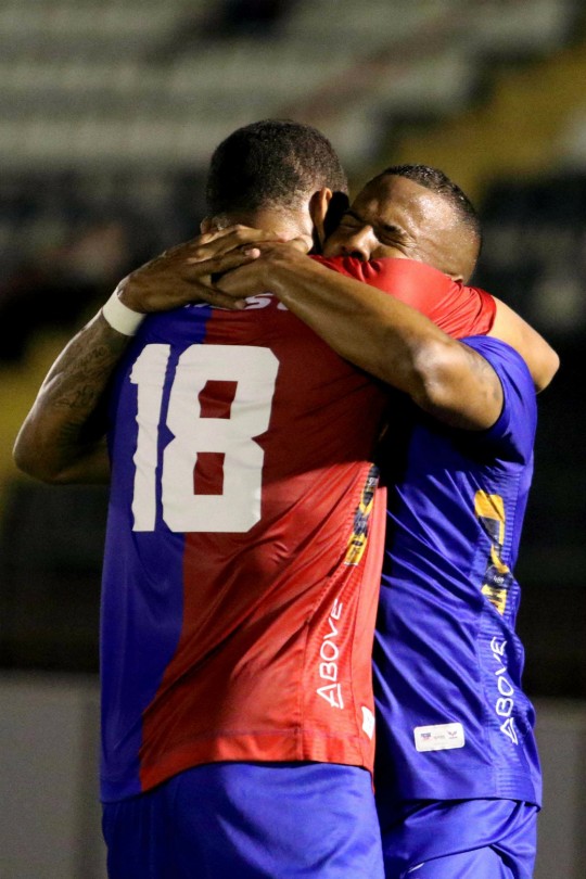 Jenison e Guilherme Santos comemoram o gol paranista. Foto: Fernando Calzzani/Estadão Conteúdo