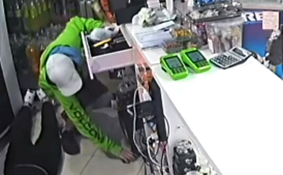 Ação dos marginais foi flagrada por câmeras de segurança do estabelecimento. Foto: Reprodução.