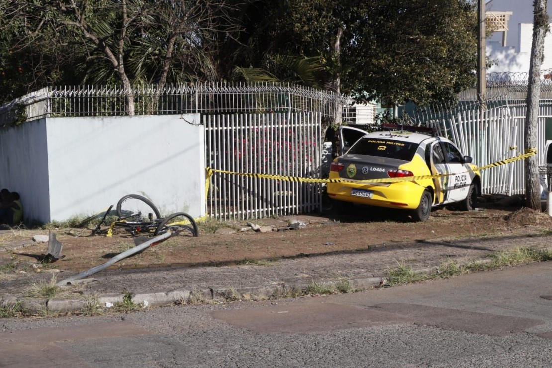 Viatura em perseguição colidiu com bicicleta e acabou dentro de uma casa no Parolin. Foto: Átila Alberti/Tribuna do Paraná