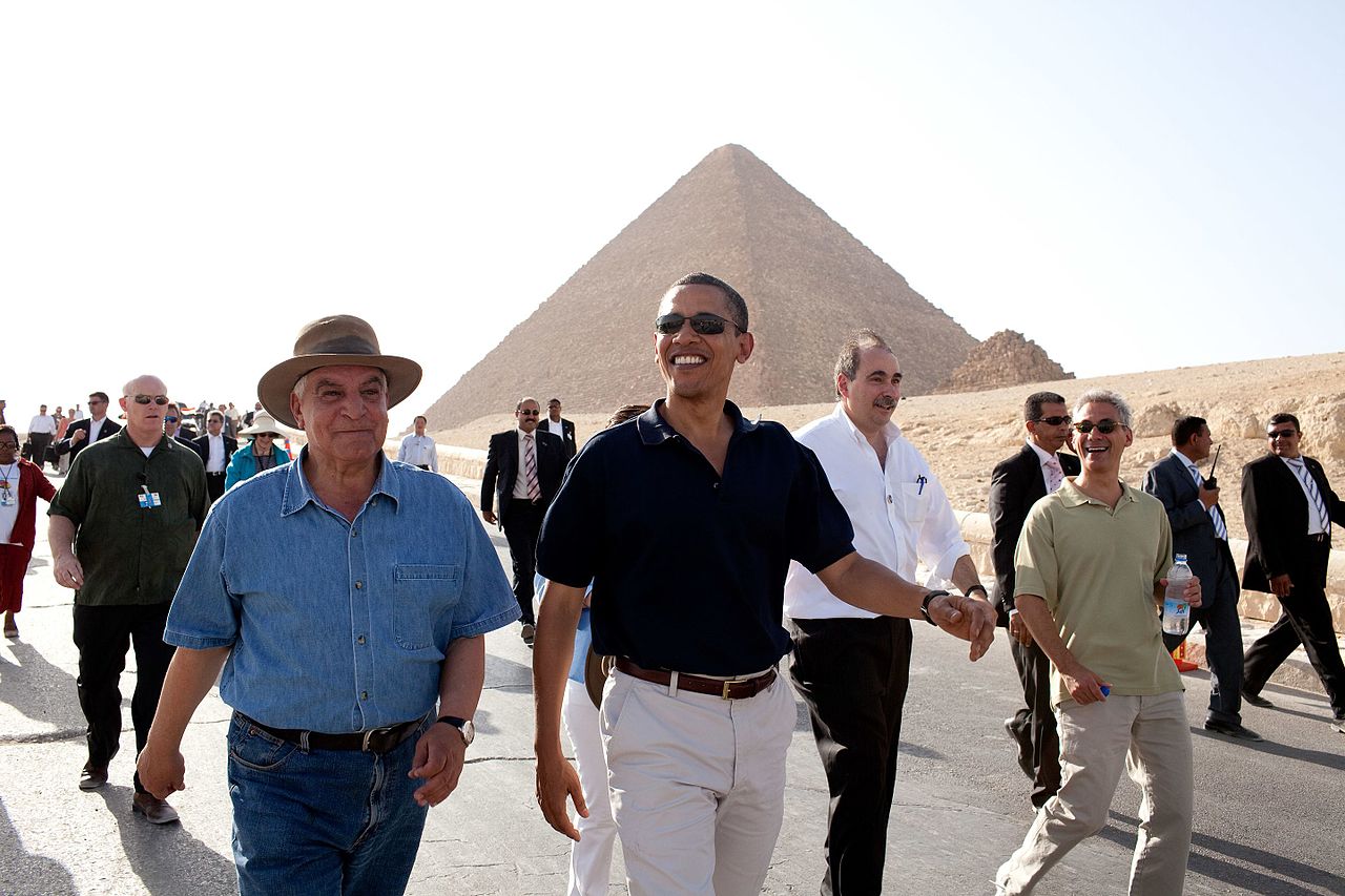 Dr. Zahi Hawass em visita nas pirâmides do Egito com o ex-presidente dos EUA, Barack Obama. Foto: Pete Souza/Wikipedia