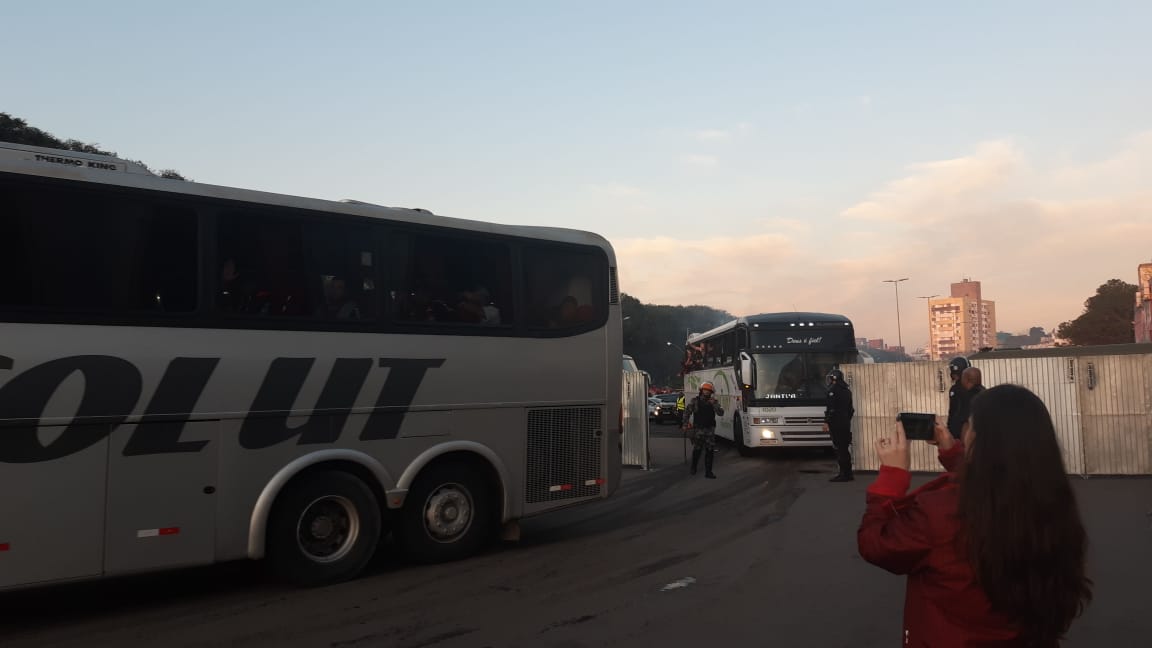 Comboio da torcida atleticana segue pro Beira-Rio. Foto: Luiz Ferraz