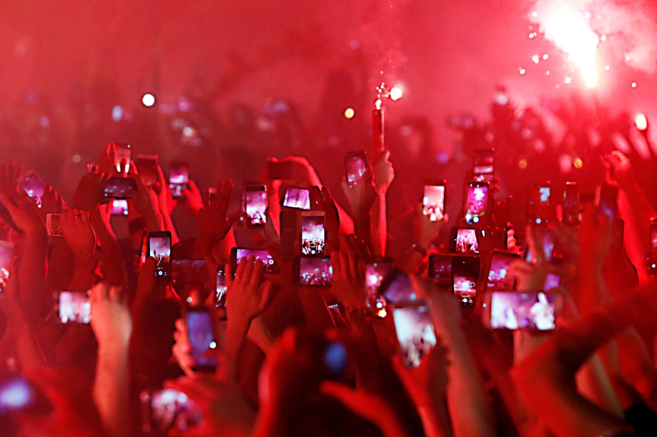 Torcedores filmando a festa da chegada do Athletico. Foto: Jonathan Campos. 