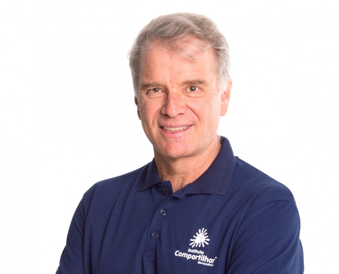 Bernardinho dará aulas de vôlei gratuitas para crianças neste sábado (28), na Universidade Positivo. Crédito: Daniela Carvalho / Divulgação