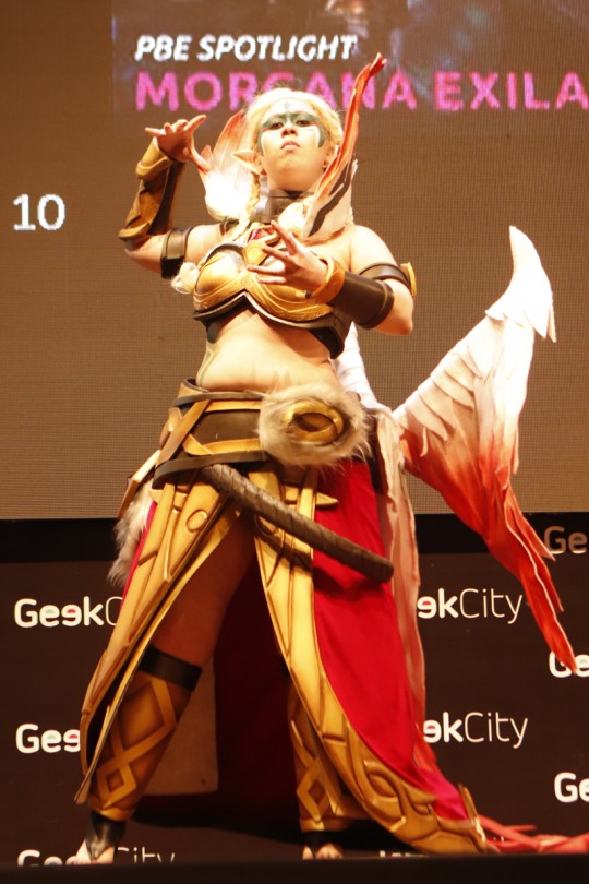 Carolina, como Morgana Exilada, de 'League of Legends'. Foto: Colaboração/Isabella Moraes