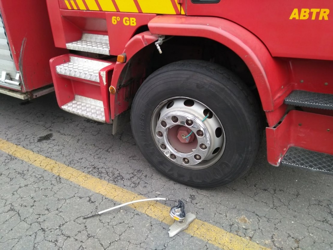 Um Fiesta atingiu o caminhão dos bombeiros e fugiu do local, mas a placa foi anotada. Foto: Gerson Klaina