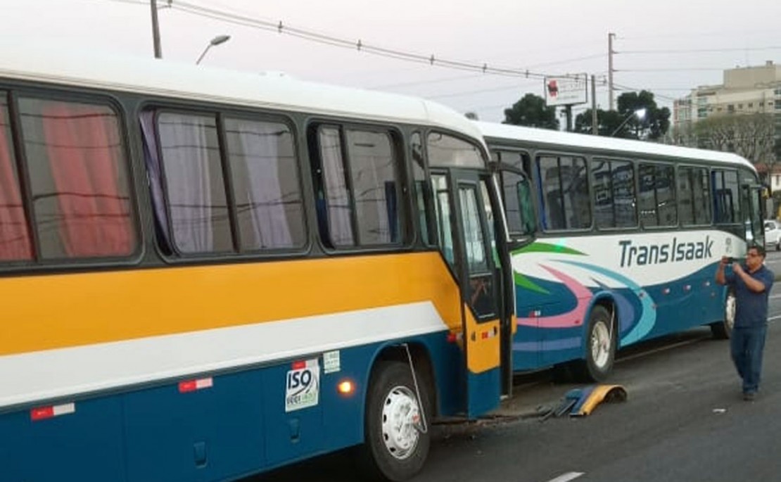 Acidente entre dois ônibus deixou 22 pessoas levemente feridas. Foto: Reprodução/WhatsApp.