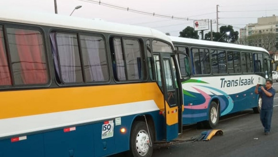Acidente entre dois ônibus deixou 22 pessoas levemente feridas. Foto: Reprodução/WhatsApp.