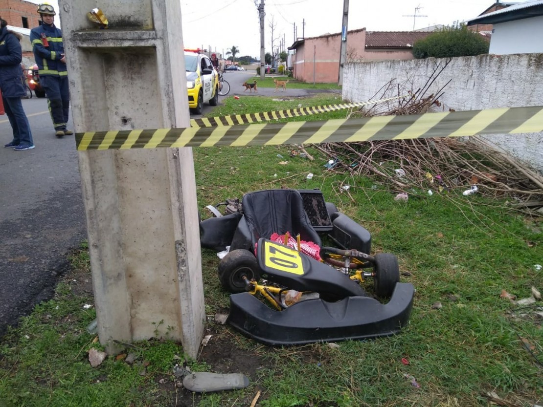 Adolescente bate kart contra um poste e é levado em estado gravíssimo ao hospital. Foto: Gerson Klaina