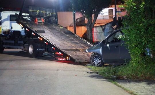 Carro roubado no Sítio Cercado ficou com a frente destruída após a fuga com acidente e atropelamento. Foto: Lineu Filho/Tribuna do Paraná.