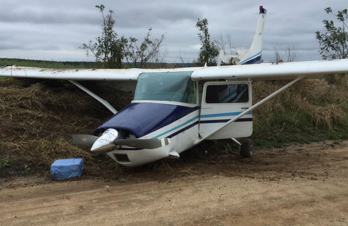 A suspeita é de que o piloto pousaria o avião, faria a entrega do entorpecente e logo levantaria voo. Foto: Reprodução/PMPR.