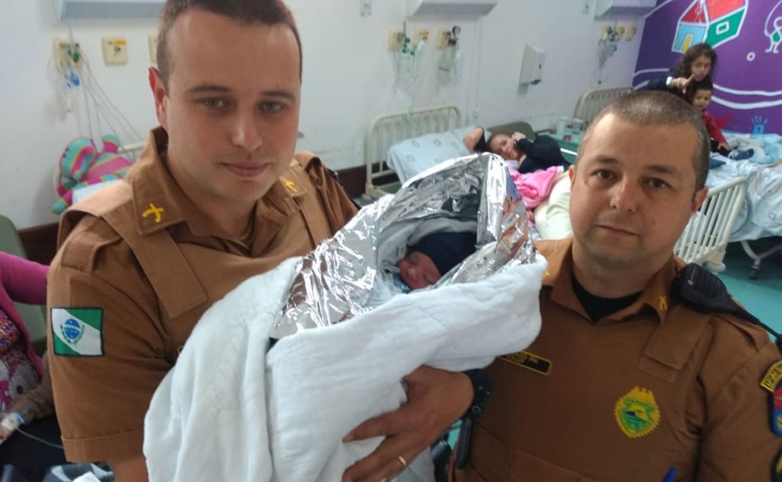 O menino estava em uma caixa de papelão e foi resgatado pelos soldados Maycoln Gonçalves e Márcio Kinap. Foto: Polícia Militar/Divulgação.