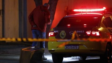 Crime ocorreu no meio da rua, no bairro Parolin, em Curitiba. Foto: Lineu Filho/Tribuna do Paraná.