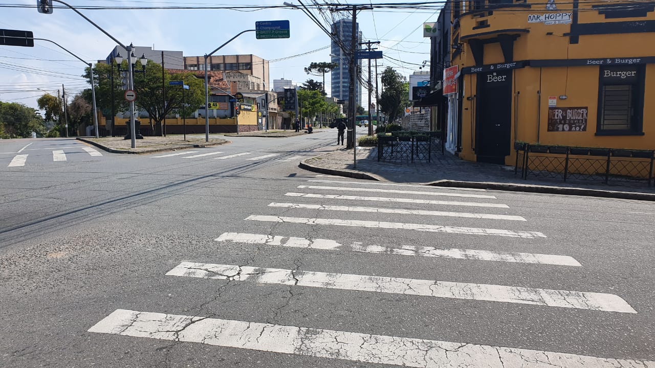 Ruas do bairro Mercês foram bloqueadas para que os explosivos fossem detonados com segurança. Foto: Giselle Ulbrich/Tribuna do Paraná.