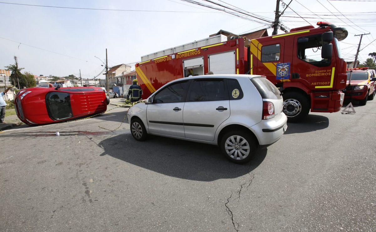 Motorista teve que ser retirado do veículo com ajuda do Corpo de Bombeiros. Foto: Átila Alberti/Tribuna do Paraná