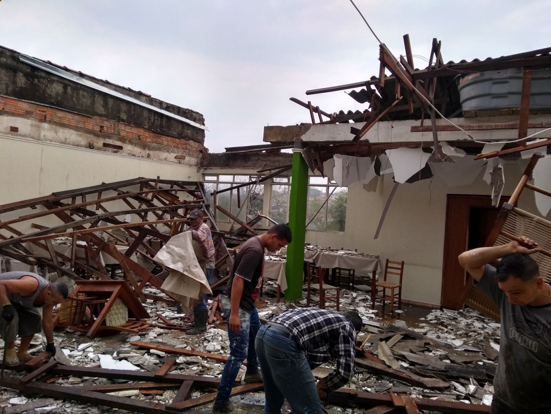 Churrascaria em Colombo foi uma das piores vítimas da tempestade. Foto: Gerson Klaina/Arquivo/Tribuna do Paraná