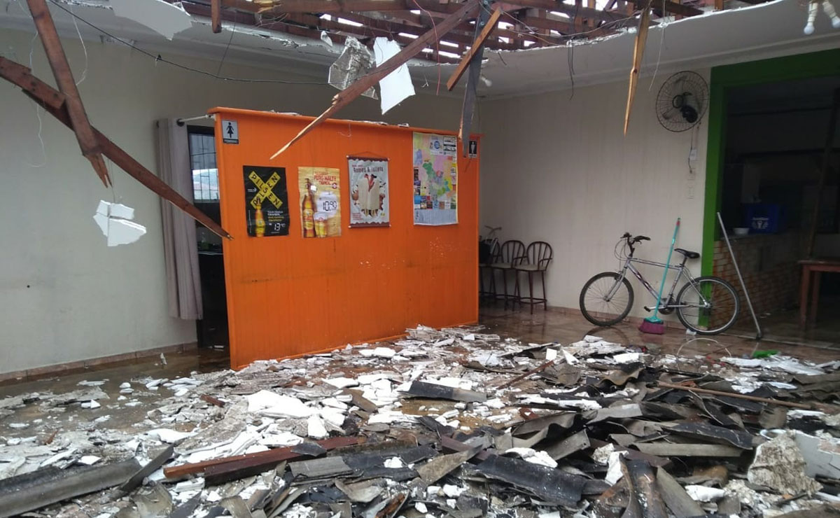 Estabelecimento, que fica na Estrada da Ribeira, ficou completamente destruído. Foto: Gerson Klaina/Tribuna do Paraná
