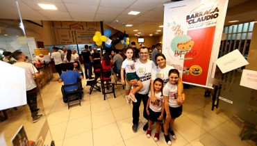 Claudio com a esposa Erika e as filhas: vendas dos hot dogs foi além do esperado. Foto: Albari Rosa/Gazeta do Povo
