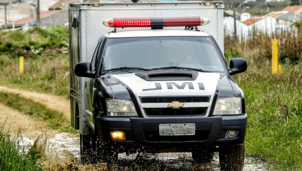 O homem tinha 25 anos e dirigia um carro roubado no Parolin. Foto: Átila Alberti/Tribuna do Paraná.