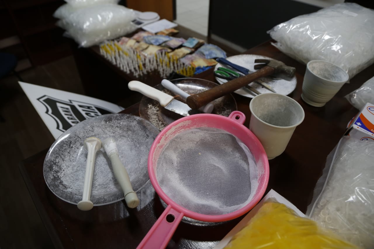 Drogas e utensílios para produzir os entorpecentes foram apreendidos pela polícia. Foto: Átila Alberti/Tribuna do Paraná.
