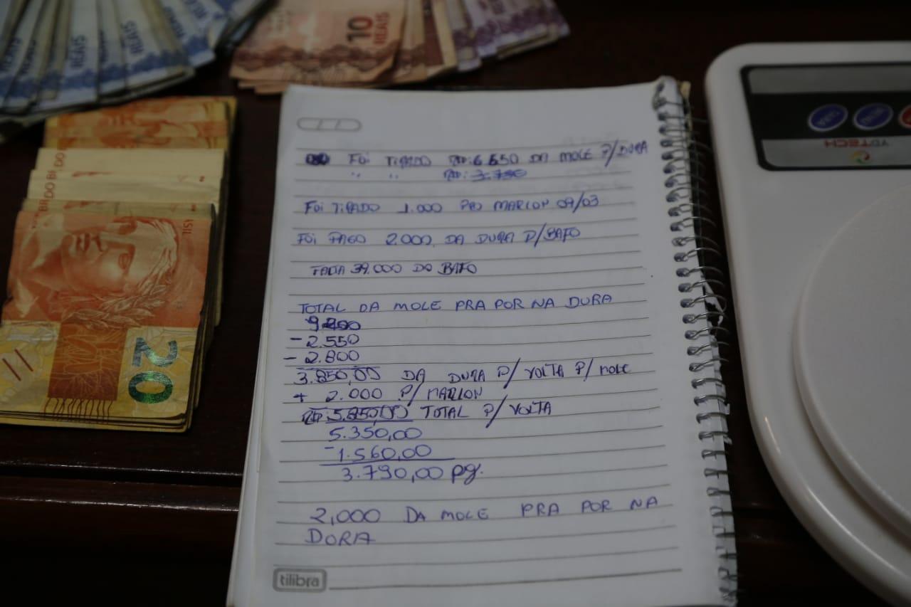 Dinheiro e anotações dos traficantes. Foto: Átila Alberti/Tribuna do Paraná.