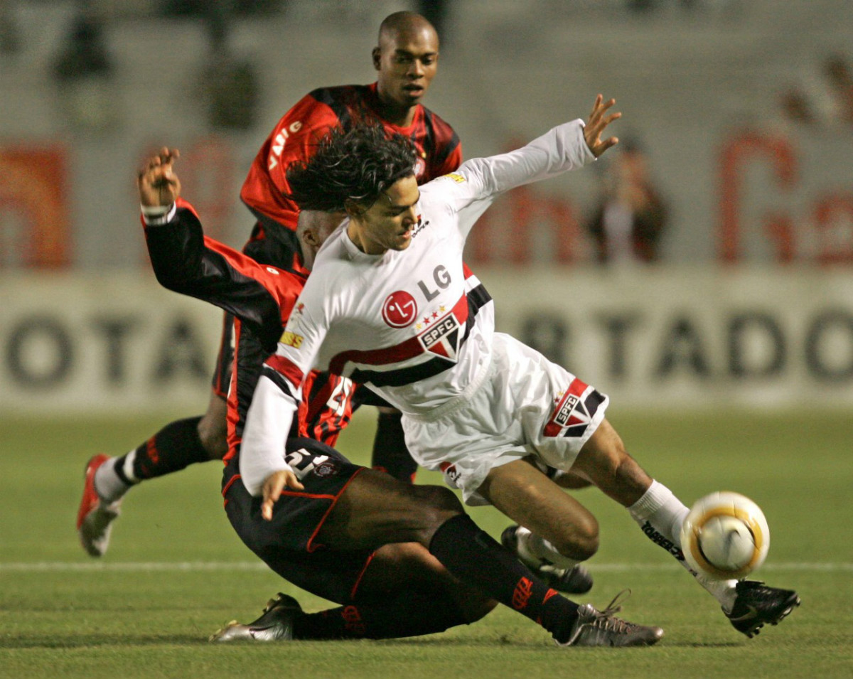 Em 2005, Furacão mandou a decisão da Libertadores contra o São Paulo em Porto Alegre. Estádio não deu sorte e time quer outro final agora. Foto: Jefferson Bernardes/Arquivo AFP