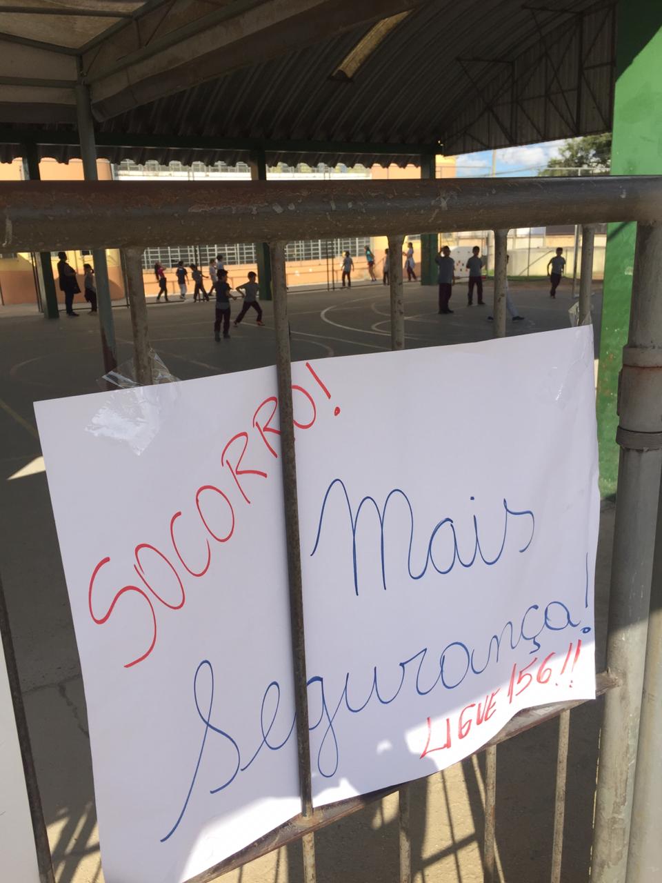 Cartazes feitos pelas crianças pedem por mais segurança. Foto: Felipe Rosa/Tribuna do Paraná.