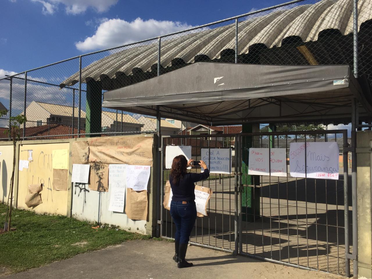 Escola alvo dos criminosos fica no Cajuru, em Curitiba. Foto: Felipe Rosa/Tribuna do Paraná.
