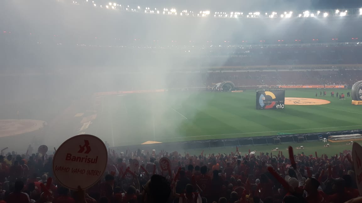 Fumaça toma conta da festa no Beira-Rio. Foto: Luiz Ferraz