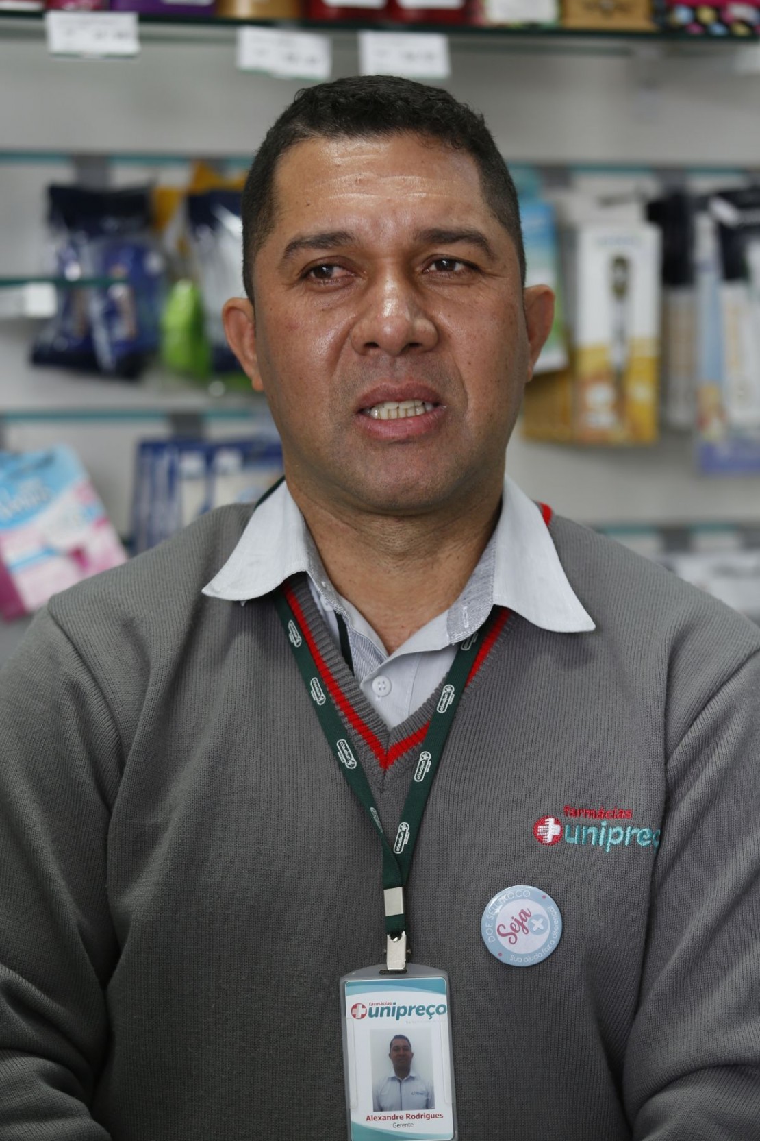 Alexandre Rodrigues, gerente de uma farmácia na região, mostrou-se preocupado com o primeiro dia de bloqueios e desvios no trânsito. Foto: Átila Alberti/Tribuna do Paraná