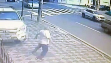 Vídeo mostra momento em que idoso escapa de ser atropelado no bairro Batel, em Curitiba. Foto: Reprodução/Colaboração/RPC.