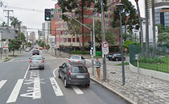 Sinalização do local do acidente mostra que quem está na faixa da direita tem que virar obrigatoriamente. Foto: Reprodução/Google.