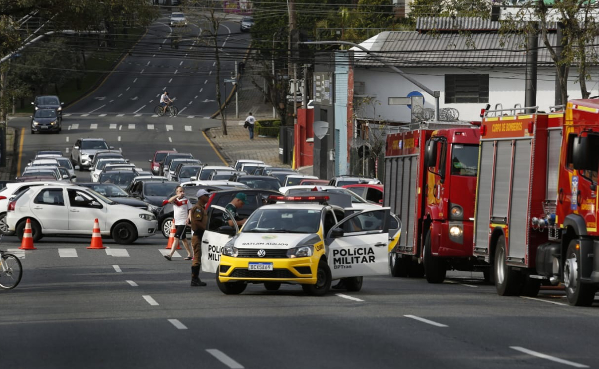 Por causa do incêndio, trânsito está sendo desviado pela Rua Moysés Marcondes. Foto: Lineu Filho/Tribuna do Paraná
