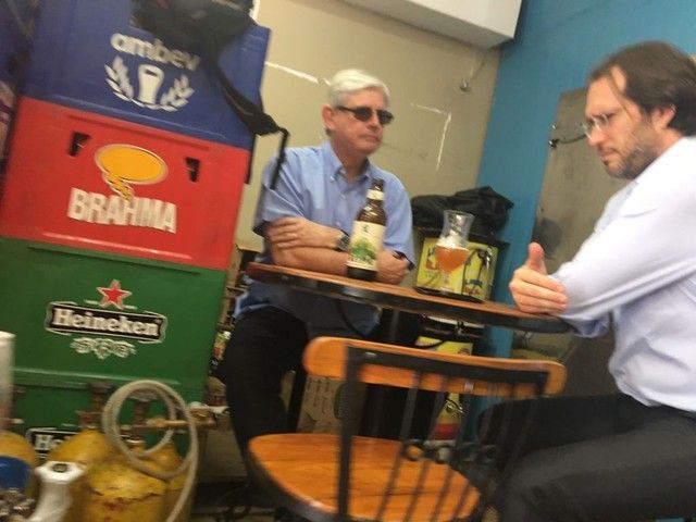 Janot no bar com o advogado Pierpaolo Bottini: neste sábado (28), o ex-PGR foi visto no mesmo local.| Foto: Reprodução O Antagonista
