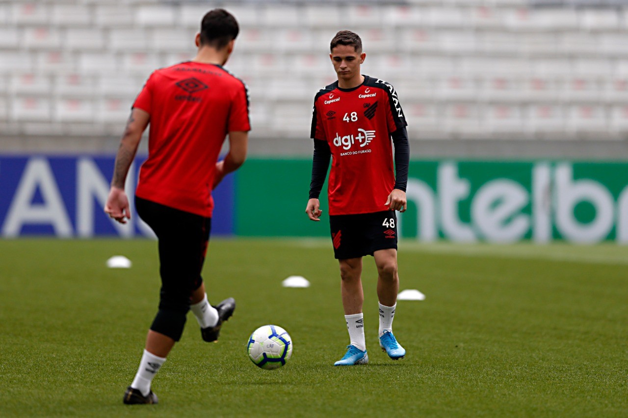 Khelven deve pintar na lateral-direita. Foto: Albari Rosa