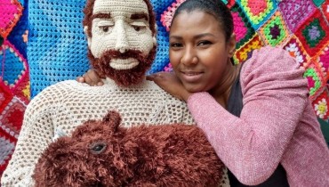 Luciana é uma das organizadoras do evento que celebra o Dia Mundial do Crochê. Foto: Arquivo pessoal