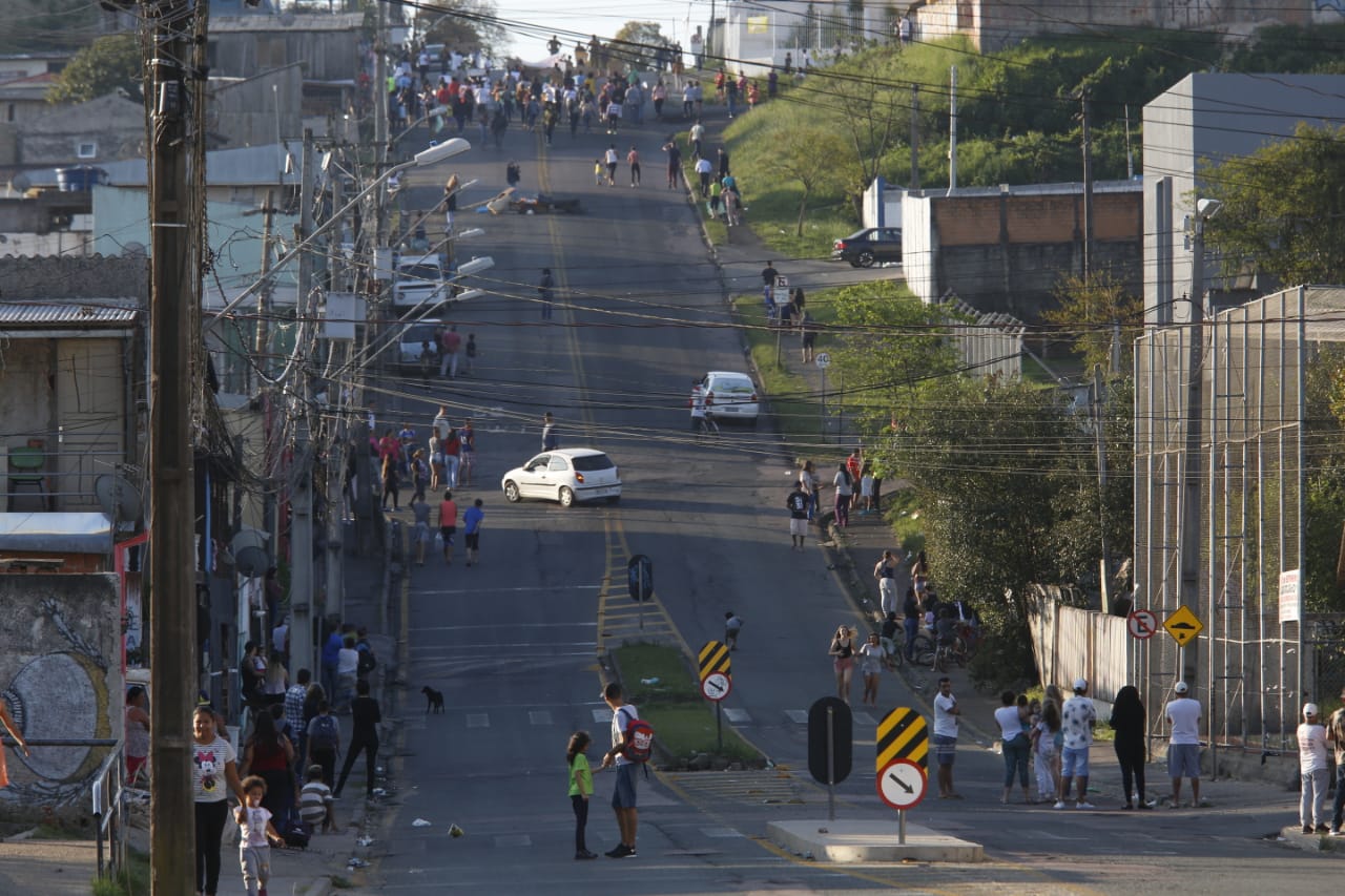 Rua Brigadeiro Franco, no início dos protesto. Foto: Atila Alberti/Tribuna do Paraná.