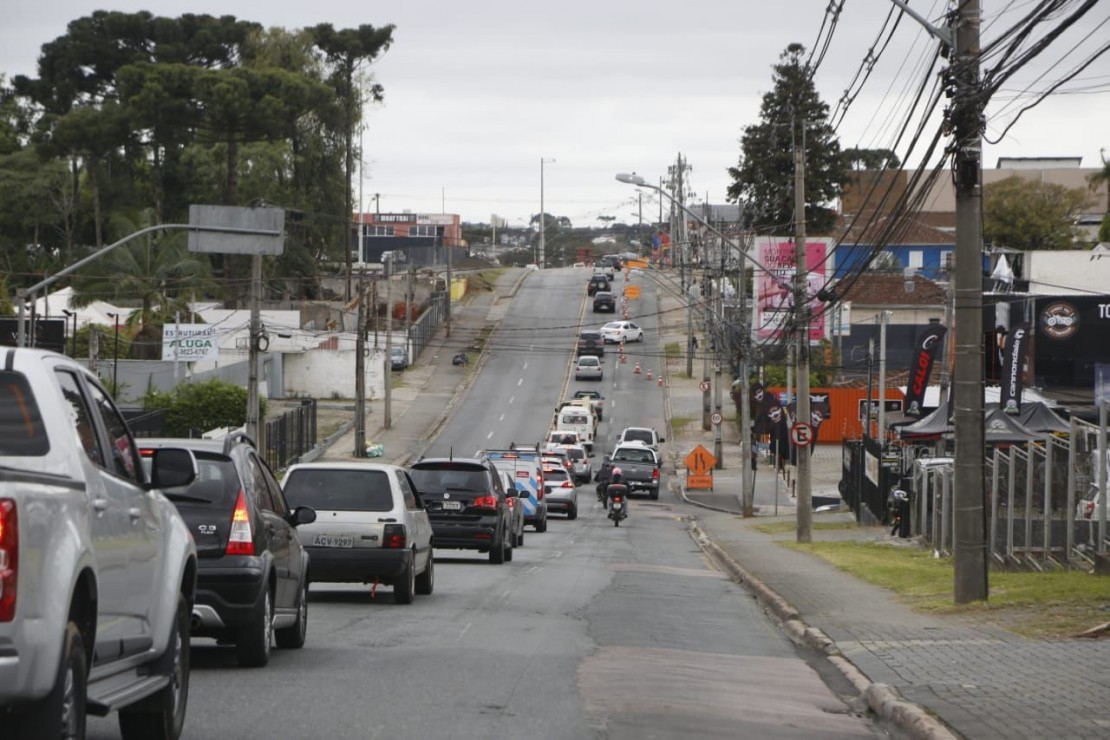 Trânsito se acumula na Mário Tourinho, que segue com circulação limitada em apenas um sentido. Foto: Átila Alberti/Tribuna do Paraná