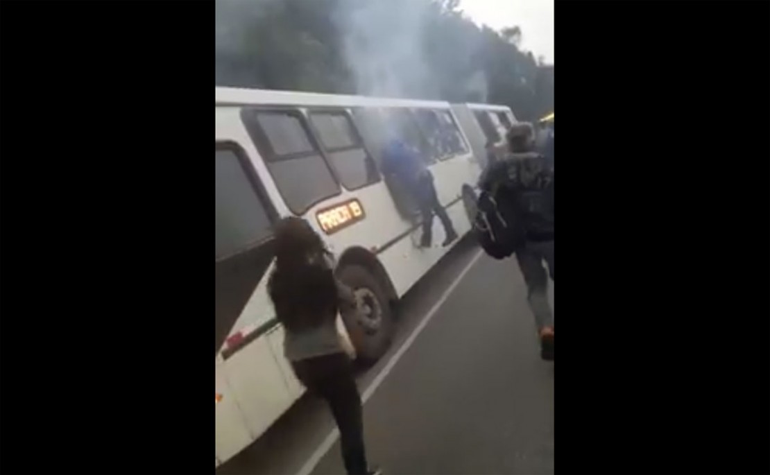 Veículo pegou fogo durante o caminho na Rodovia dos Minérios. Foto: Reprodução/WhatsApp.