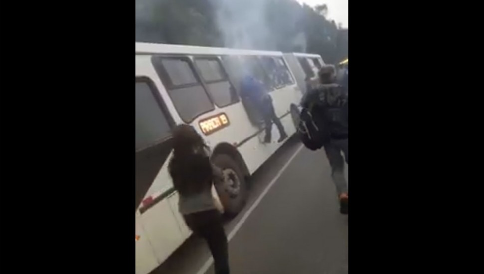 Veículo pegou fogo durante o caminho na Rodovia dos Minérios. Foto: Reprodução/WhatsApp.